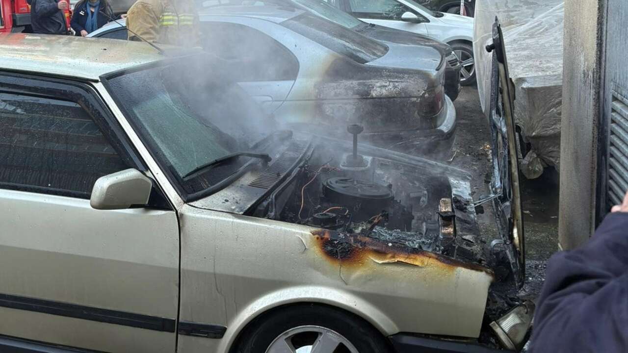 Salihli'de park halindeki 2 otomobildeki yangın söndürüldü