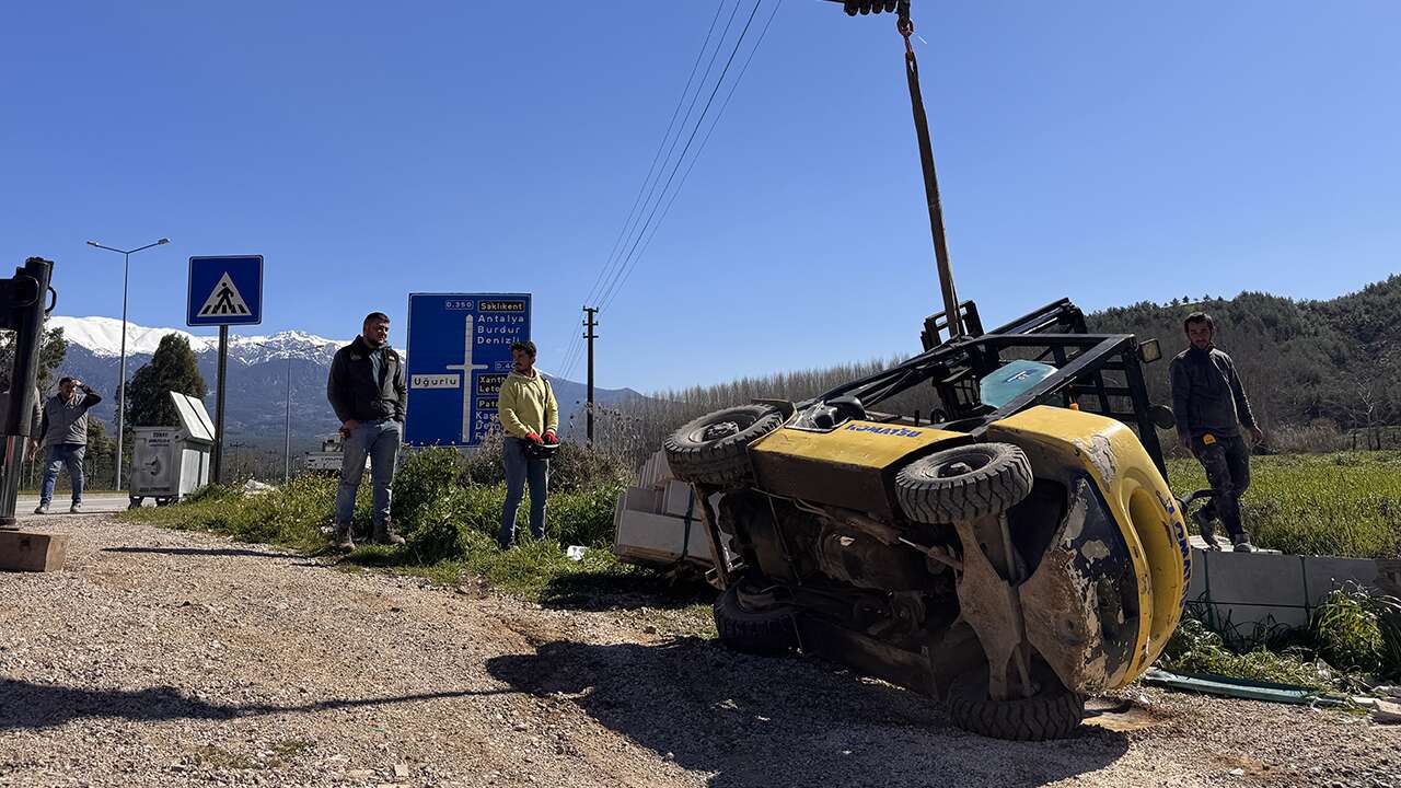 Muğla'da devrilen forkliftin altında kalan sürücü ağır yaralandı