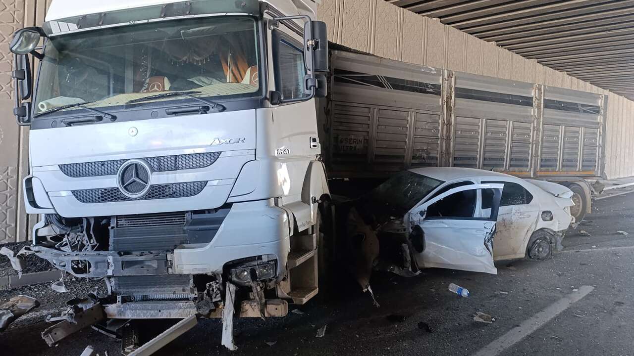 Uşak'ta feci kaza ucuz atlatıldı; 2 yaralı!