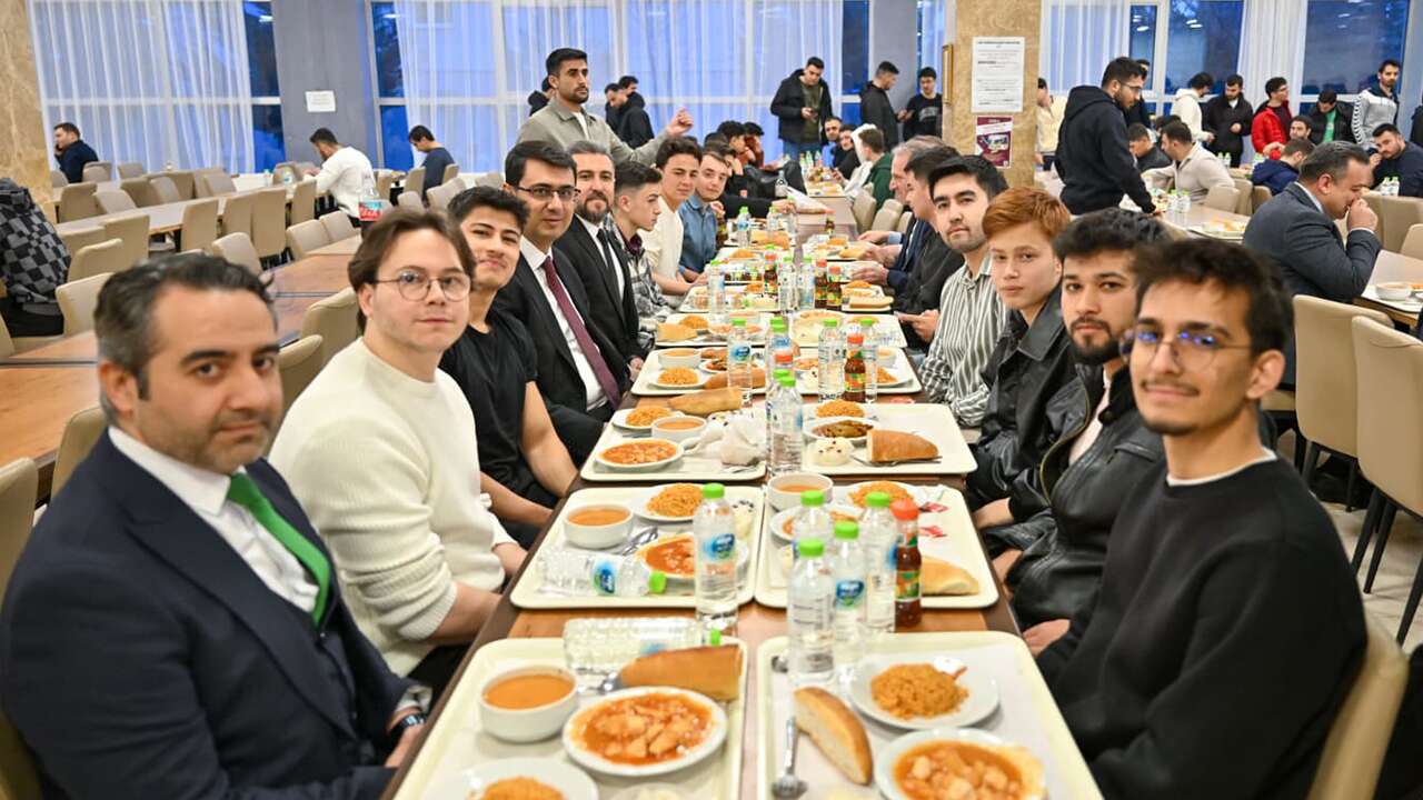 Vali Serdar Kartal öğrencilerle iftarda buluştu