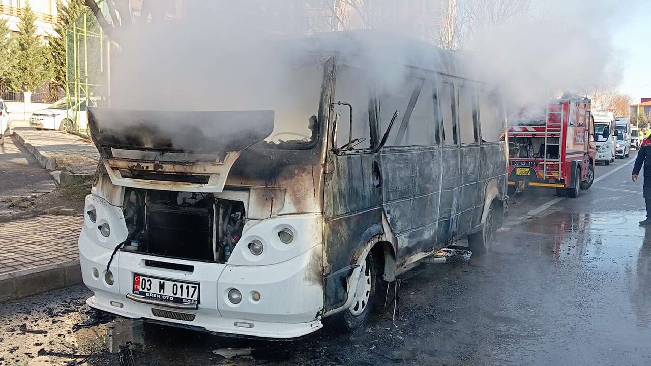 Afyonkarahisar'da seyir halindeki minibüste çıkan yangın söndürüldü