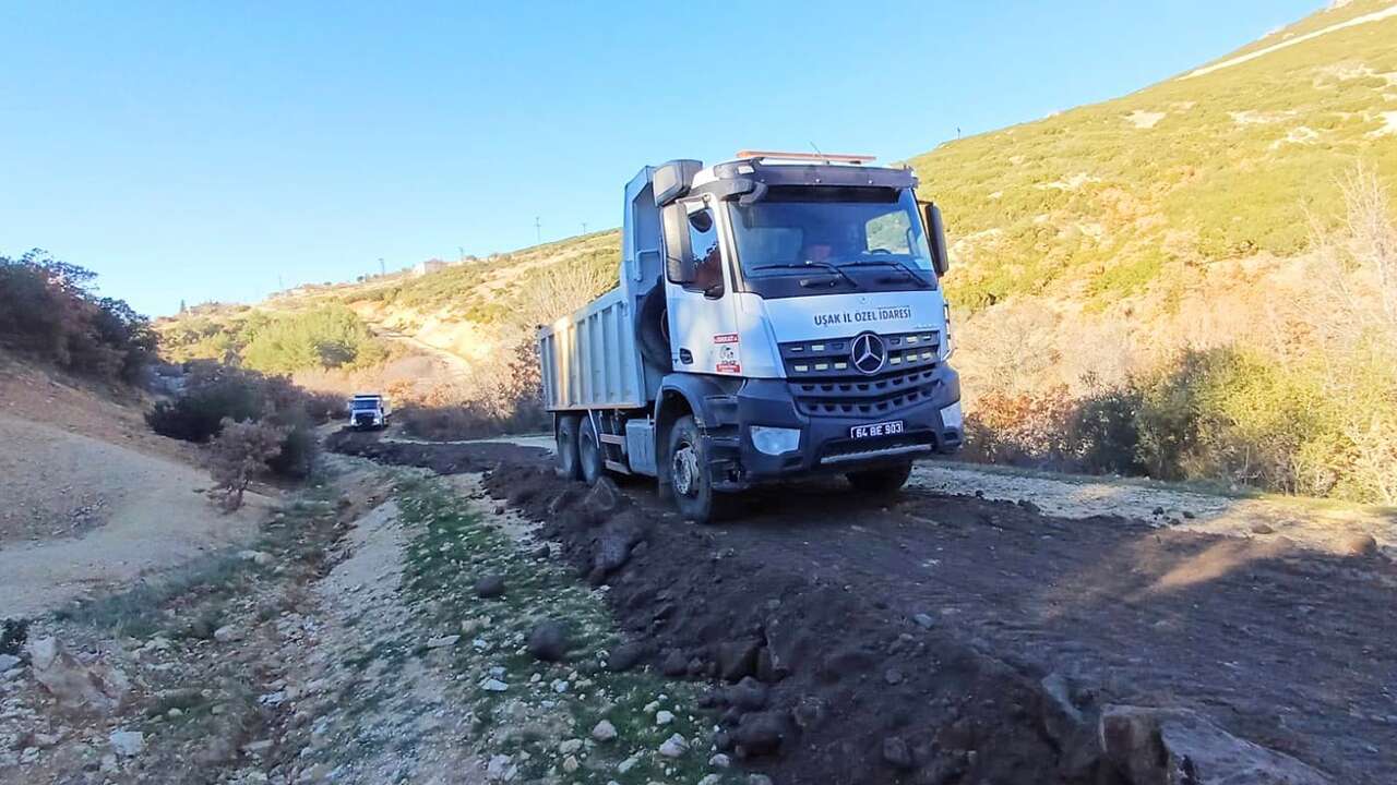 Uşak'ta köy yollarında çalışmalar sürüyor
