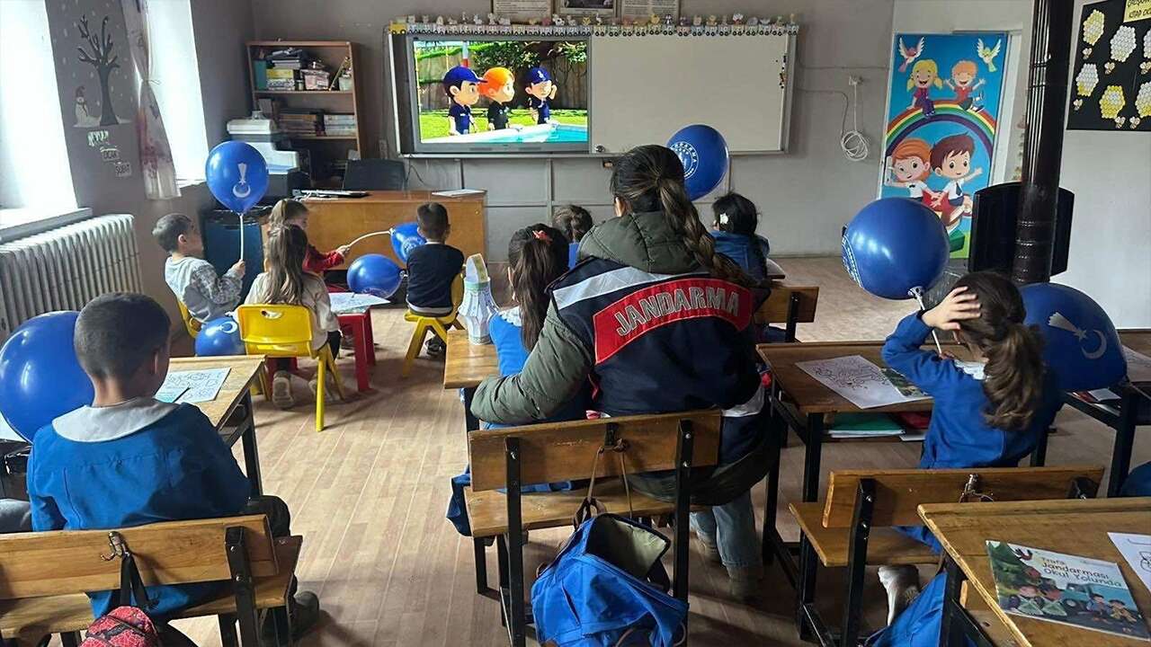 Uşak'ta Tim Jandarma çizgi filmi öğrencilere izletildi