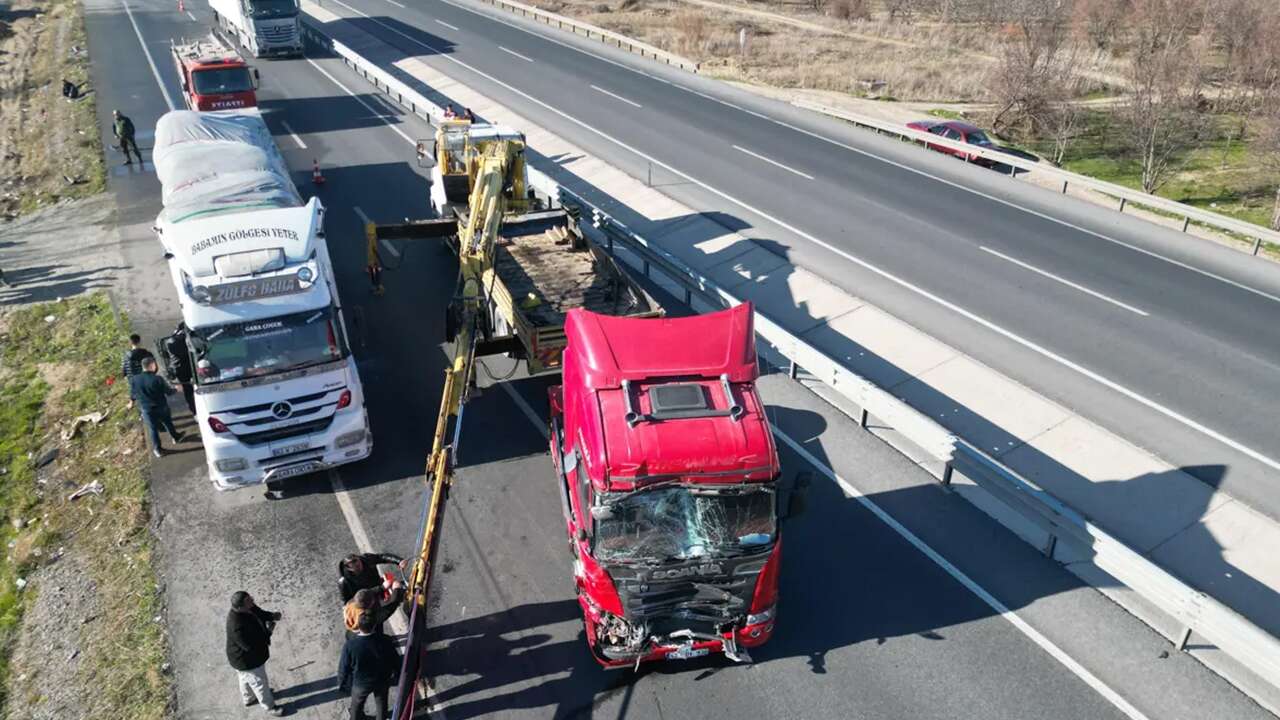 Afyonkarahisar'da tırın yolcu minibüsüne çarpması sonucu 11 kişi yaralandı