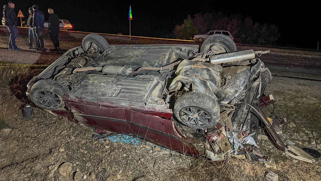 Uşak'ta iki otomobilin çarpıştığı kazada 5 kişi yaralandı