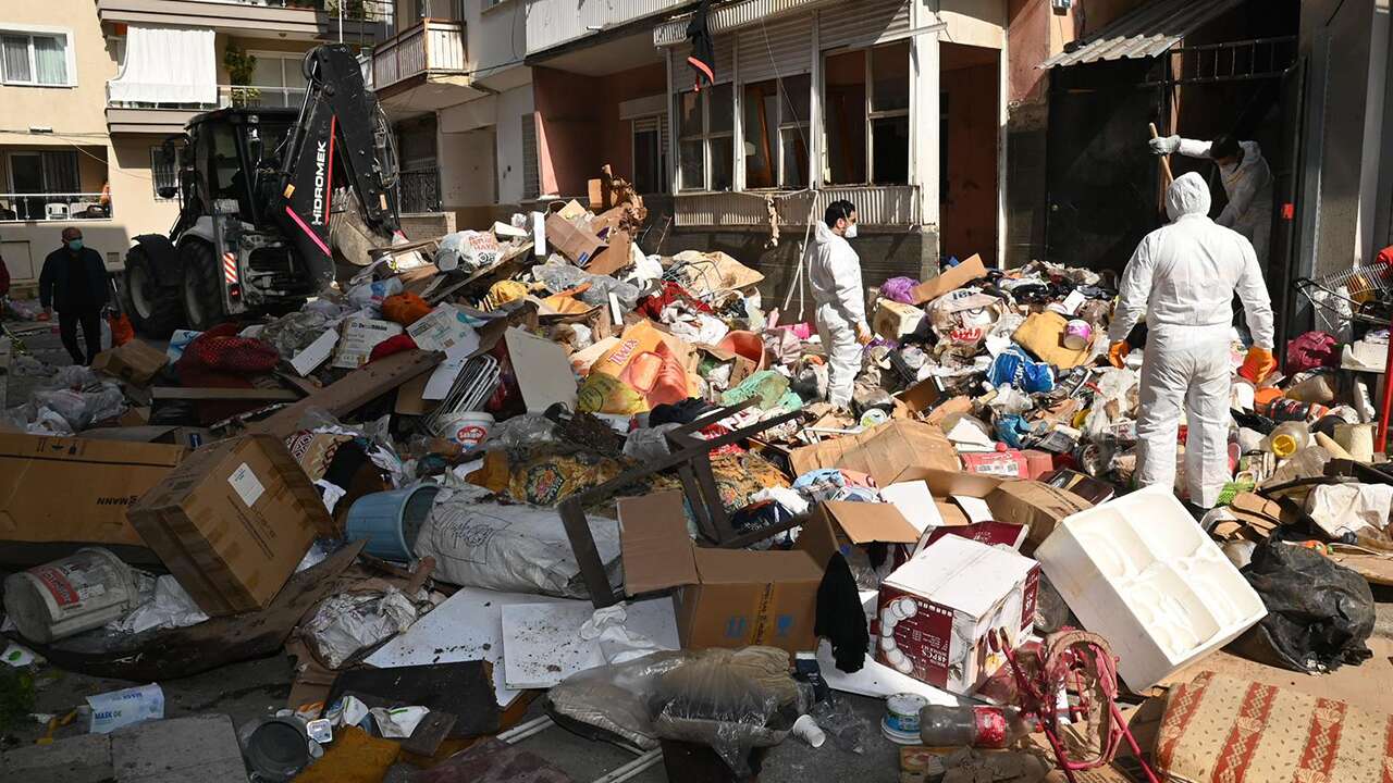 İzmir'de 2 katlı evden 12 kamyon çöp çıkarıldı