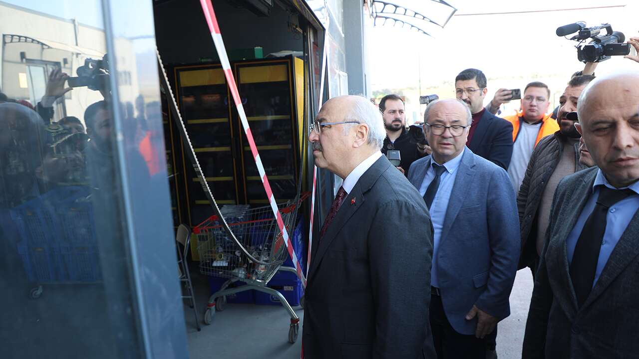 Denizli Valisi Köşger depremin yaşandığı Buldan'da incelemelerde bulundu: