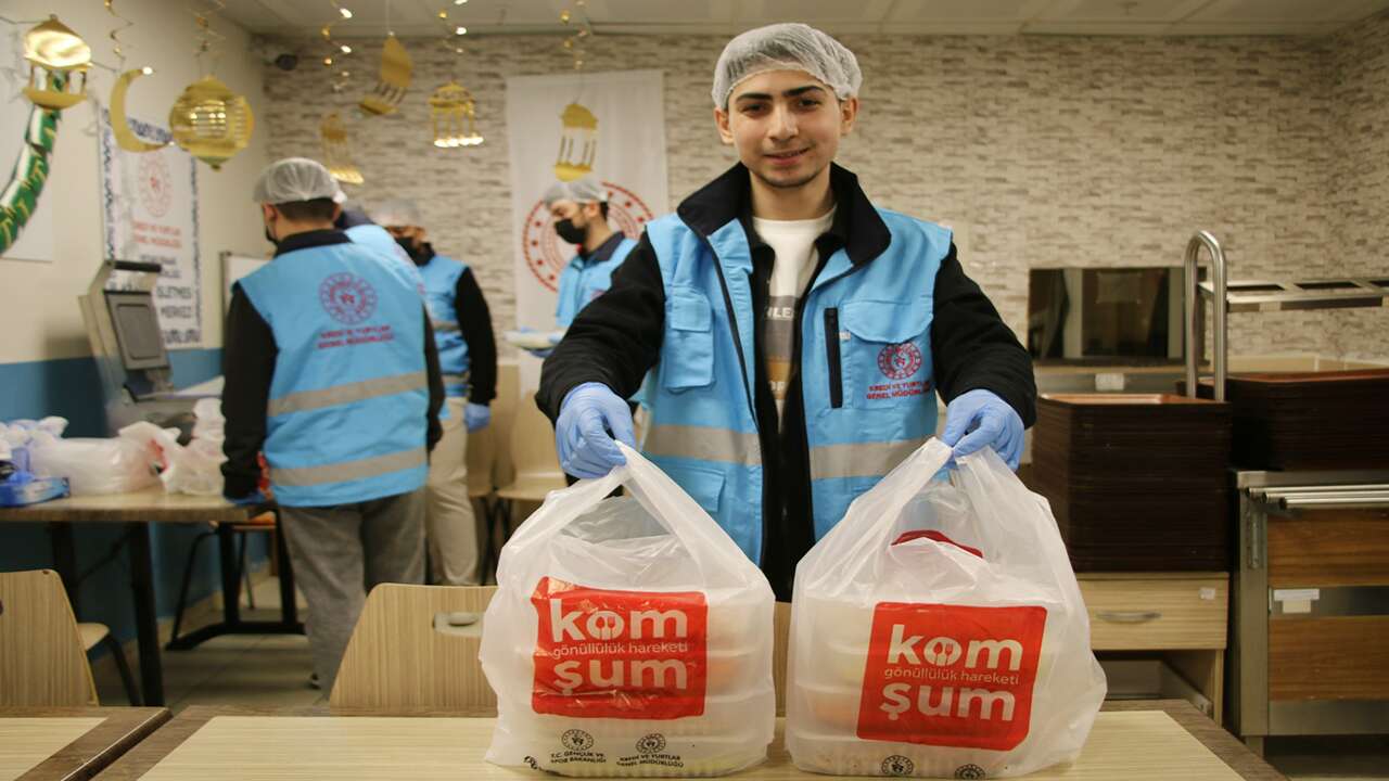 Kütahya'da üniversite öğrencileri "Komşum" projesiyle gönüllere dokunuyor