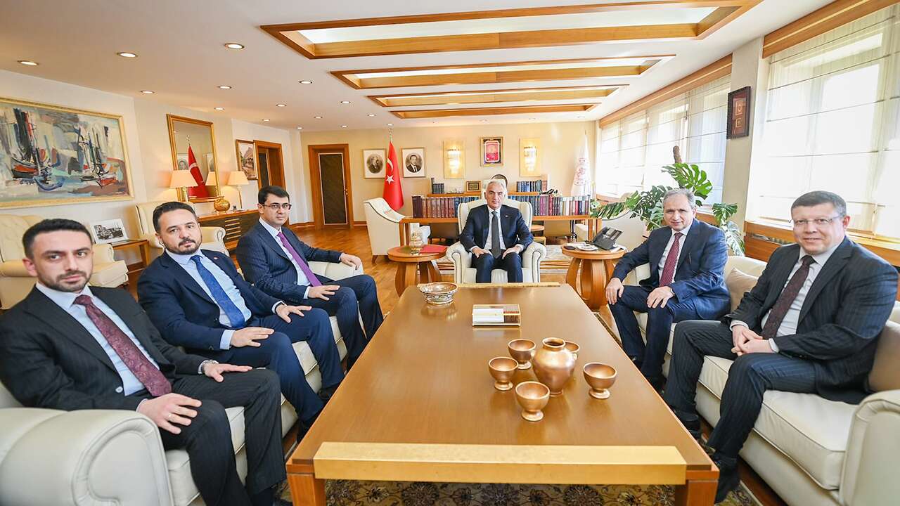 Vali Kartal ve AK Parti Uşak Heyeti Bakan Ersoy ile görüştü