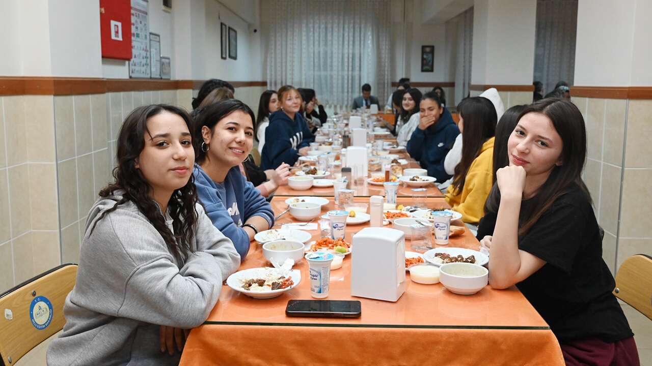 Milli Eğitim Müdürü Yücel öğrencilerle iftarda buluştu