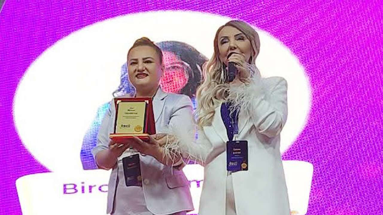 Uşak'lı ressam Bircan Demirtaş “Öncü Kadınlar 2026” programında ödül aldı