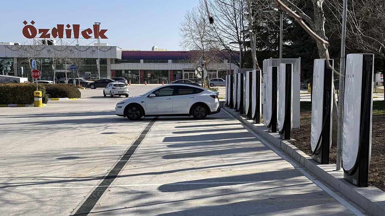 Uşak’ta Tesla Supercharger Şarj İstasyonu Hizmete Girdi