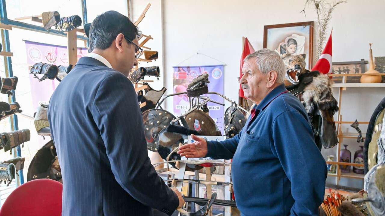 Vali Serdar Kartal’dan Ok Ustası Hayati Arıkan’a ziyaret
