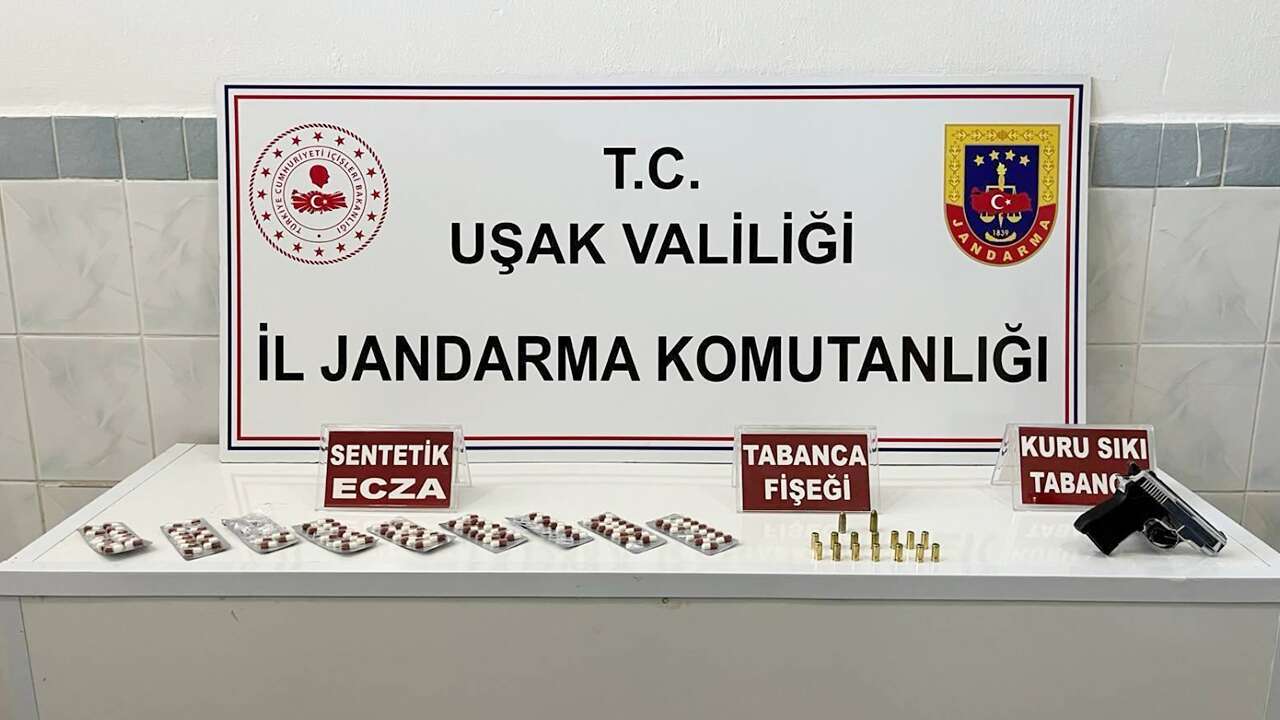 Uşak'ta bir evde sentetik hap ve tabanca bulundu