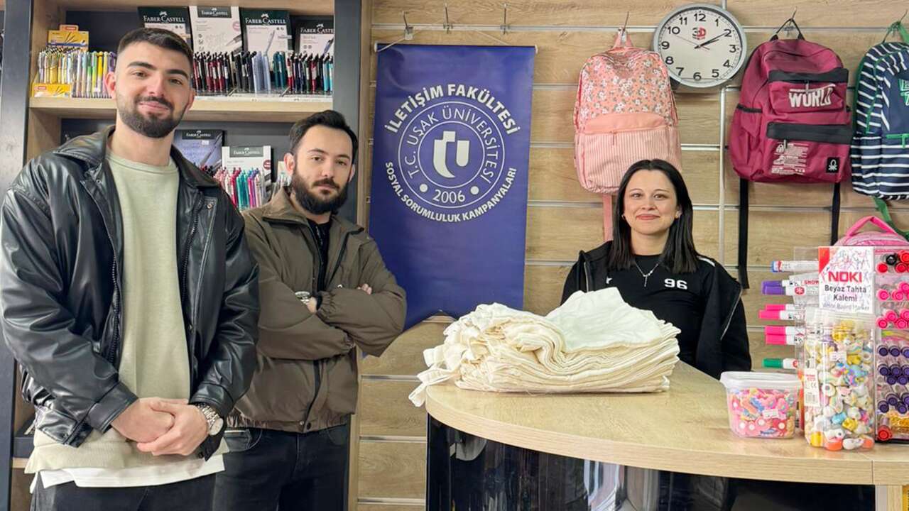 Uşak’ta naylon poşet kullanımını azaltmak amacıyla esnafa bez çanta dağıtımı yapıldı