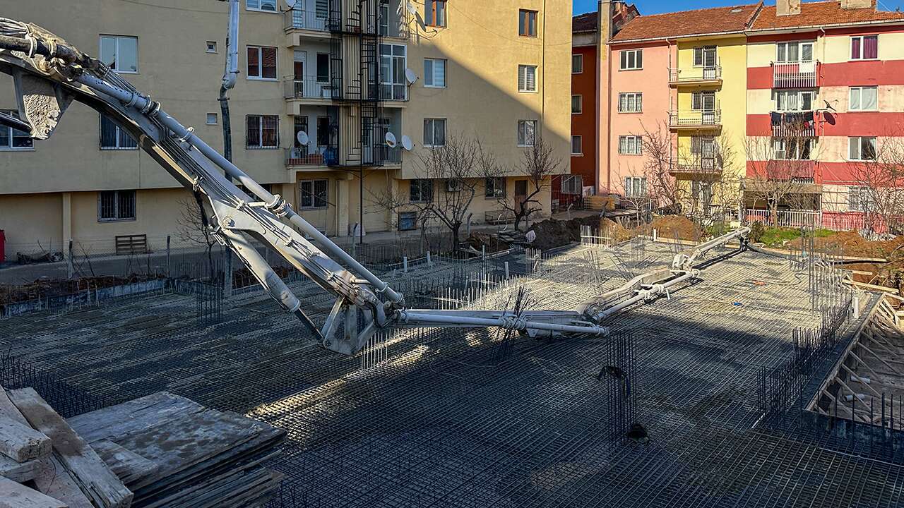 Uşak'ta beton pompasının altında kalan işçi hayatını kaybetti