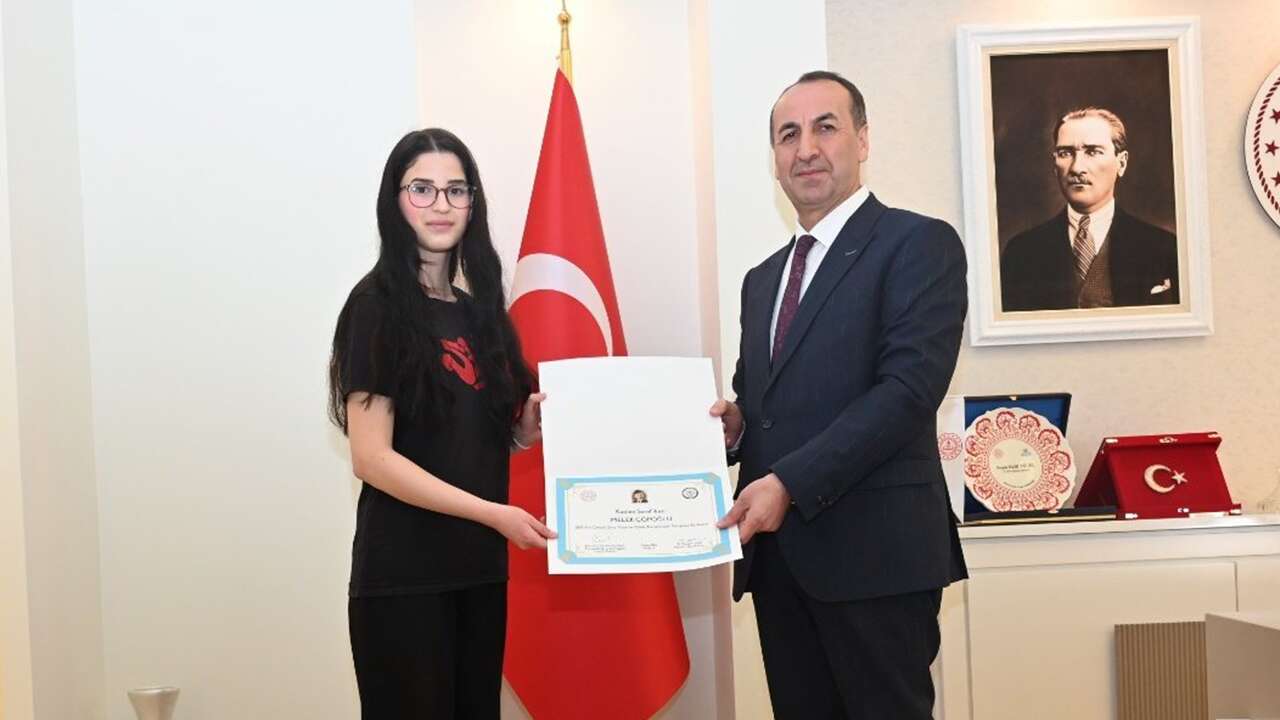 Uşak’ta genç yazar Melek Çöpoğlu ödüllendirildi