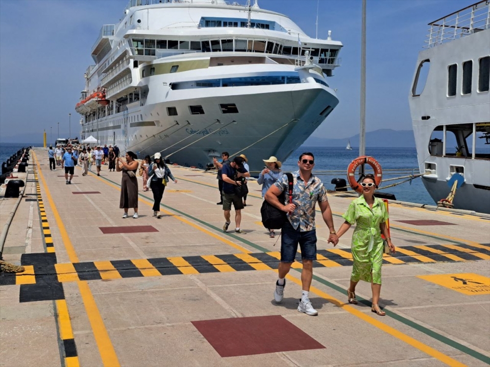 Kuşadası'na 5 kruvaziyerle 7 bin 550 turist geldi