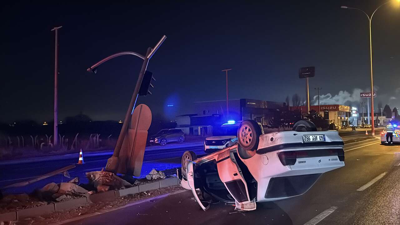 Kütahya'da trafik lambasına çarparak devrilen otomobilin sürücüsü yaralandı