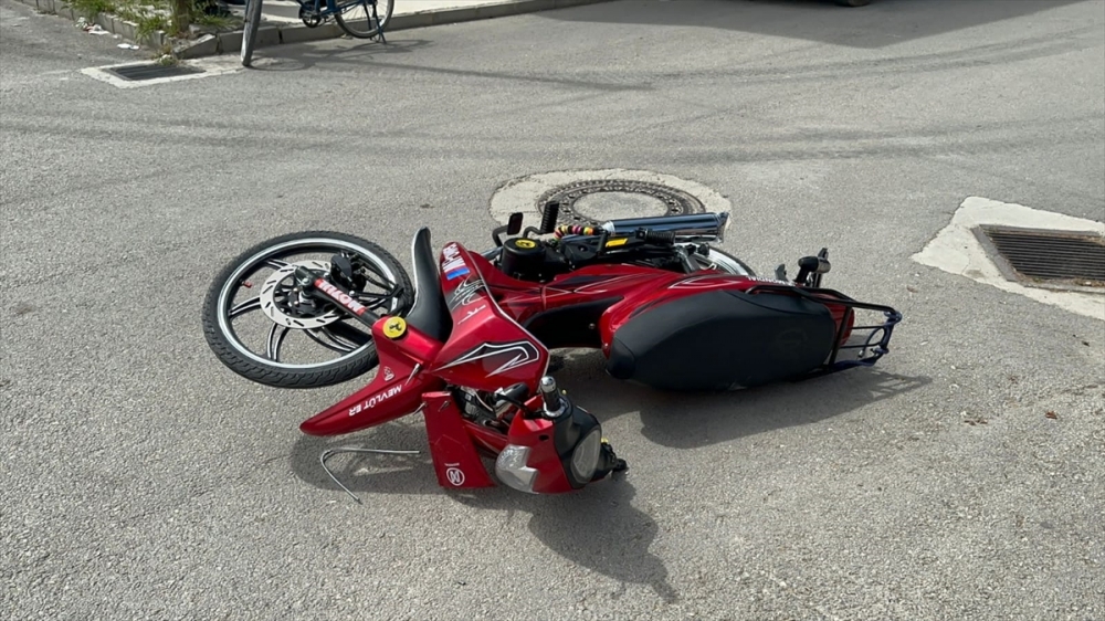 Afyonkarahisar'da motosikletle otomobilin çarpışması sonucu bir kişi yaralandı