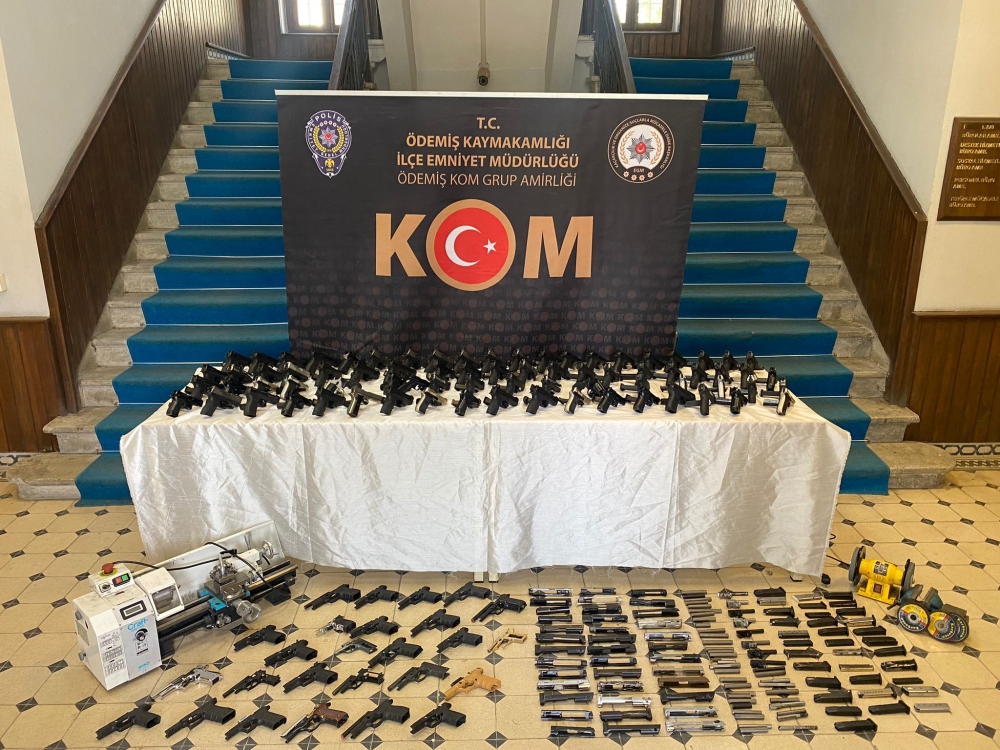 İzmir'de 72 tabanca ile silah imalatında kullanılan malzemeler ele geçirildi