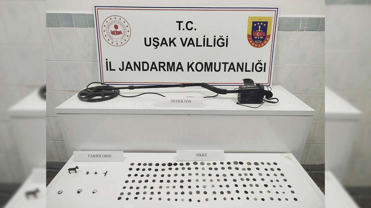 Uşak’ta tarihi eser operasyonu: 161 sikke ele geçirildi