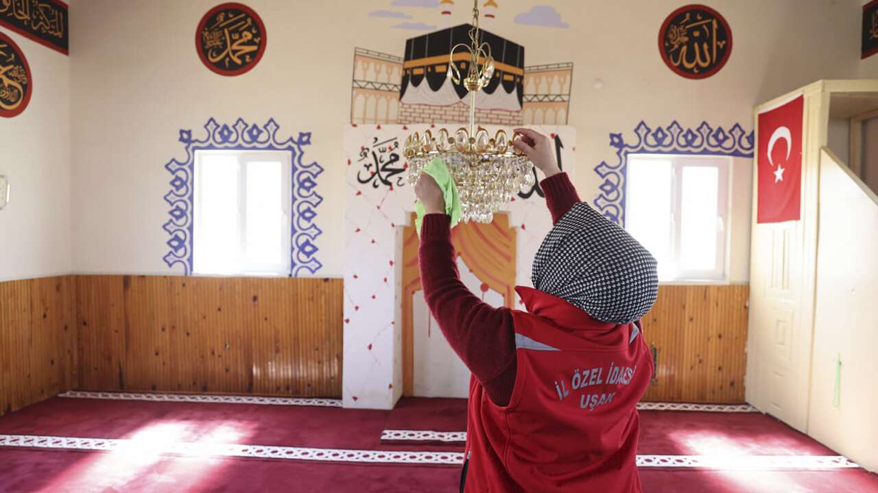 Uşak’ta köy camilerinde temizlik çalışmaları sürüyor
