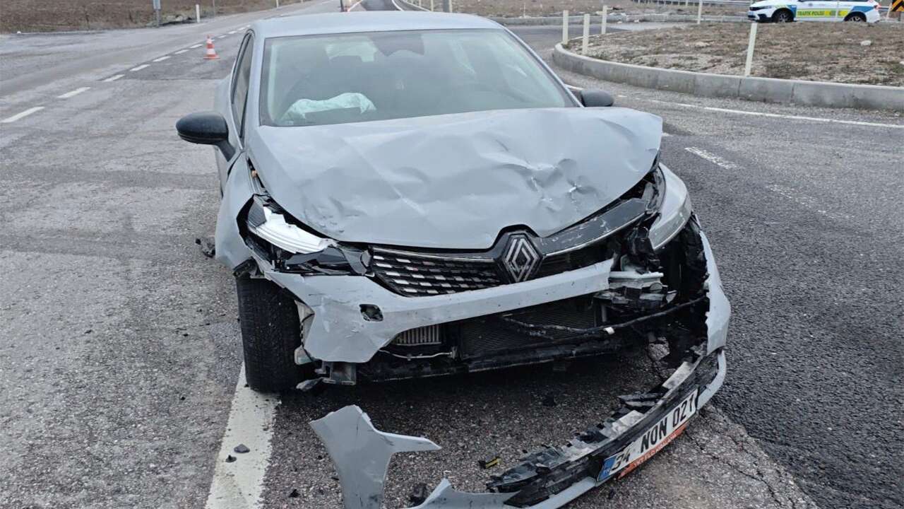Kütahya'da 2 otomobilin çarpıştığı kazada 2 kişi yaralandı