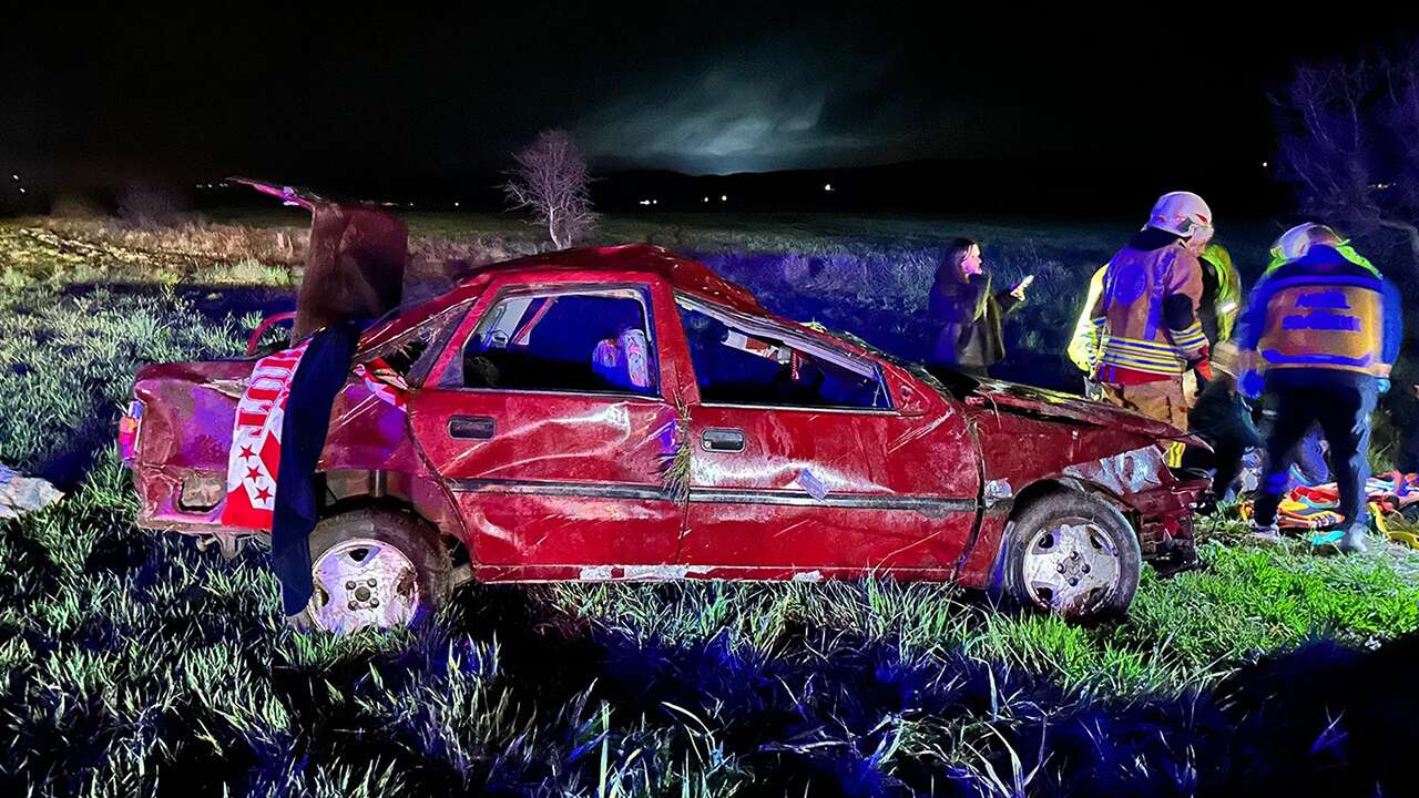 Uşak plakalı otomobil tarlaya uçtu; 1 ölü, 3 yaralı