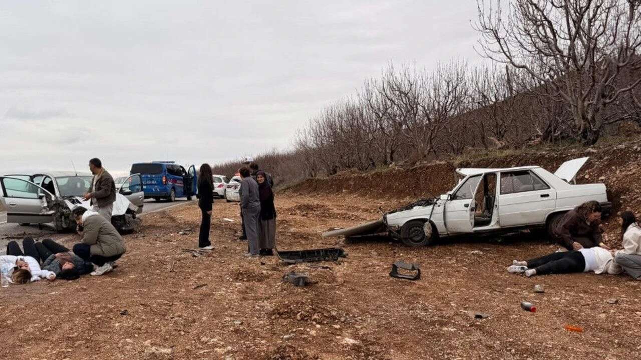 Denizli'de iki otomobilin çarpışması sonucu 4 kişi yaralandı