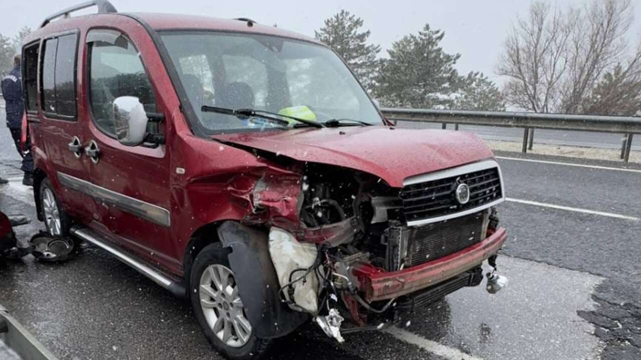 Uşak'ta bariyere çarpan hafif ticari araçtaki 6 kişi yaralandı