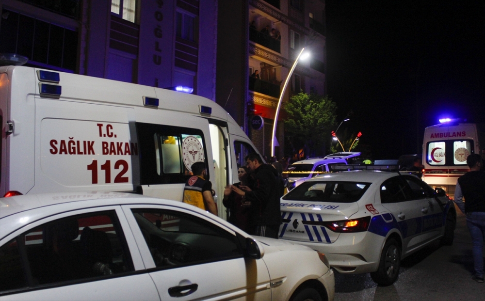 Akrabalar Arasında Çıkan Satırlı Kavgada 4 Kişi Yaralandı