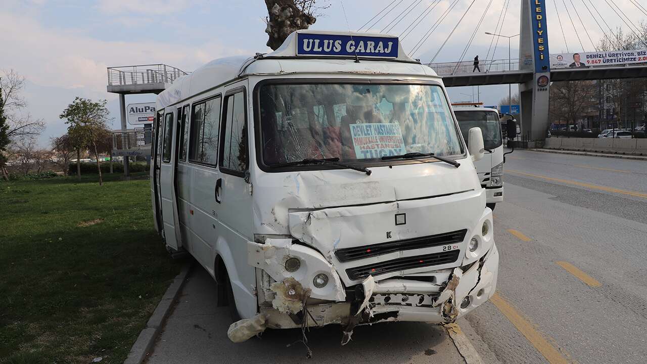 Denizli'de minibüsün durağa çarptığı kazada 1 kişi yaralandı