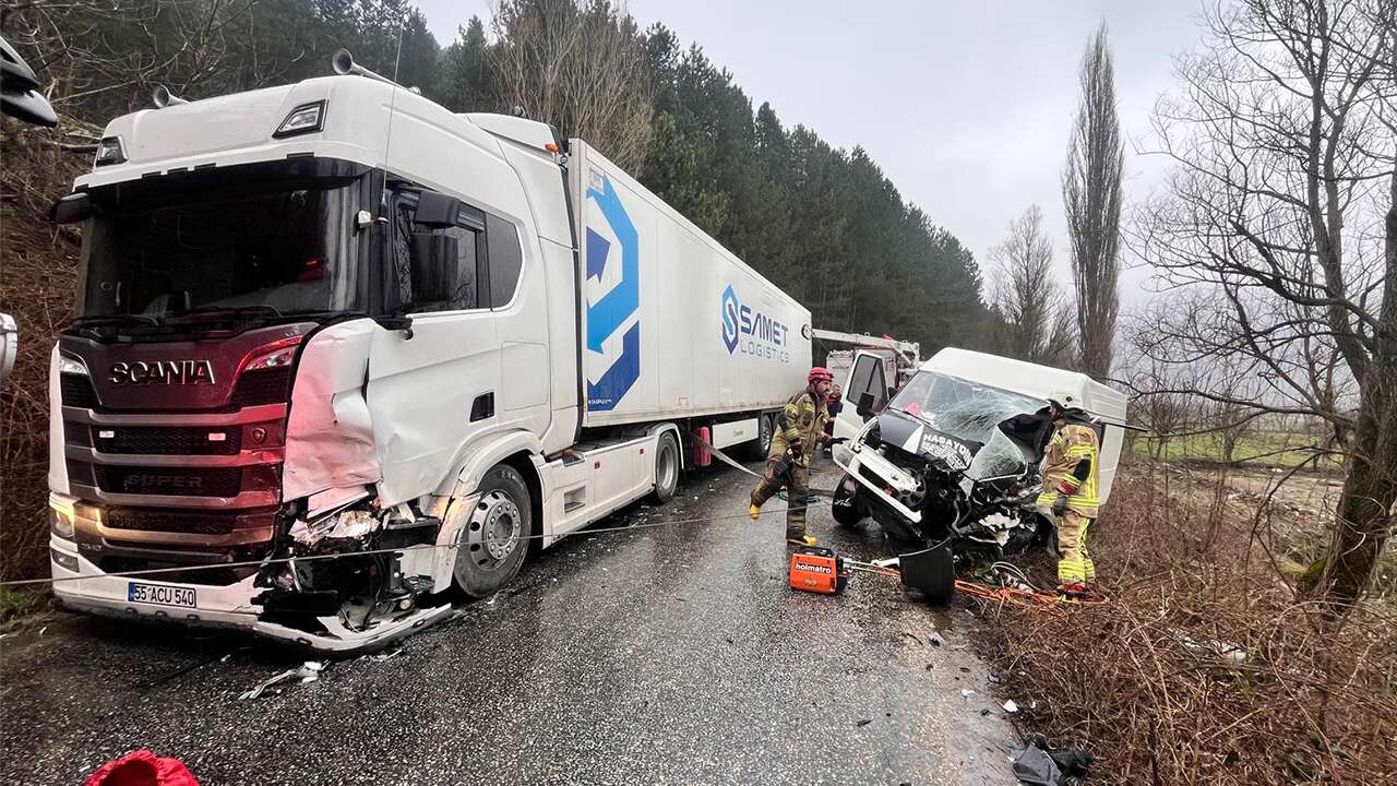 Ödemiş'te tırla çarpışan minibüsteki 2 kişi yaralandı