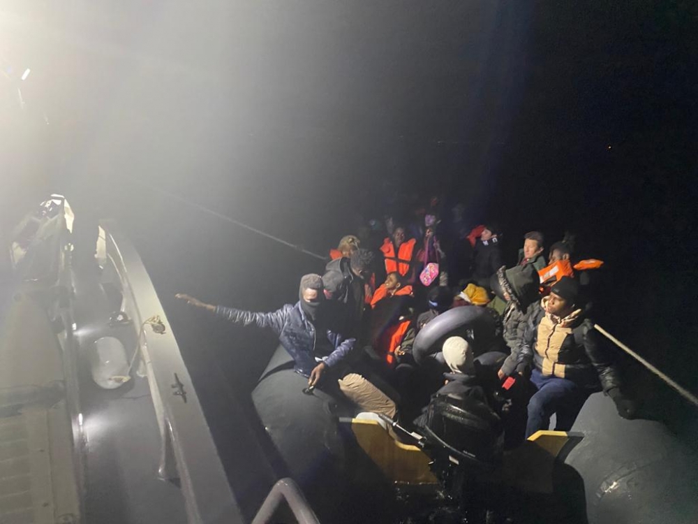 İzmir açıklarında 115 düzensiz göçmen kurtarıldı, 85 göçmen yakalandı