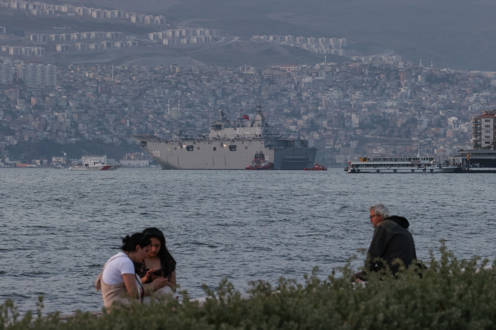 TCG Anadolu, tatbikata katılmak için İzmir Alsancak Limanı'ndan ayrıldı