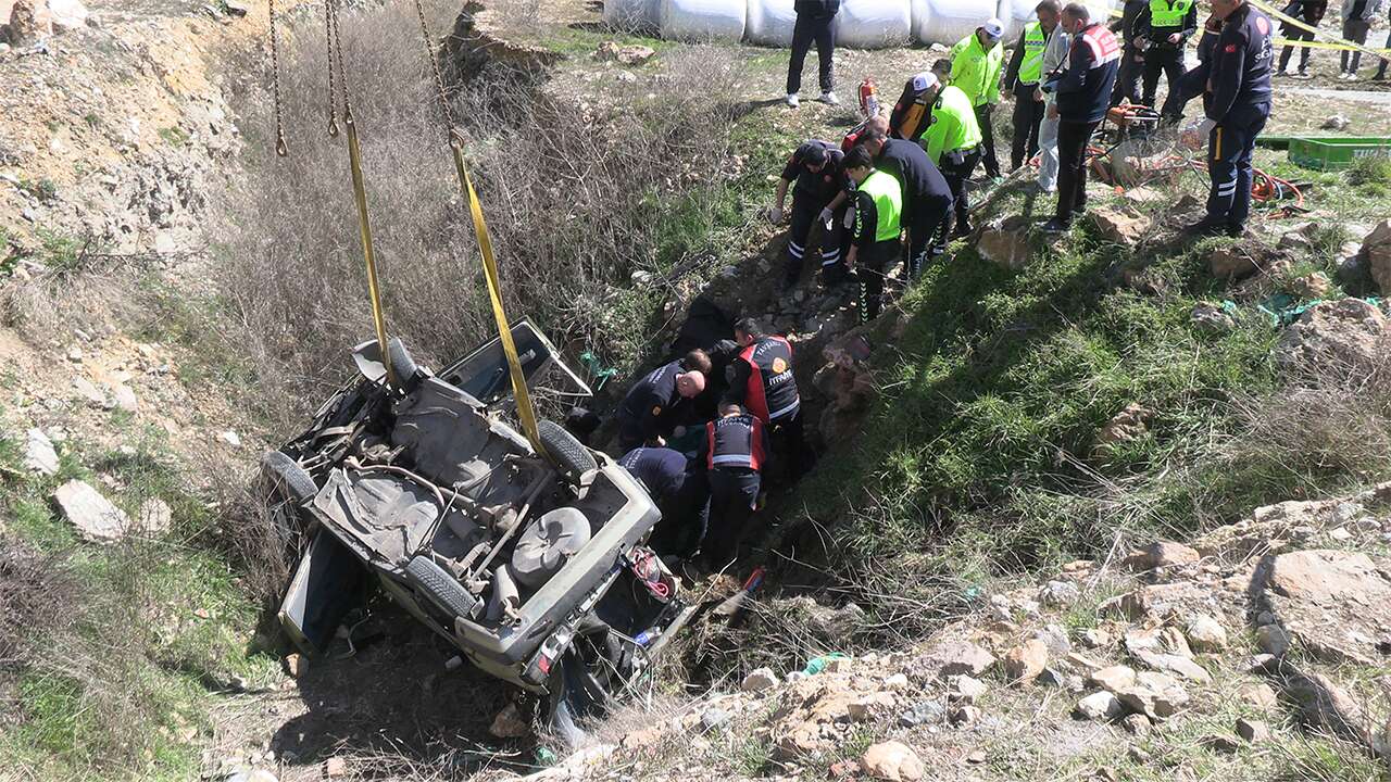Kütahya'da şarampole devrilen otomobildeki 2 kişi öldü