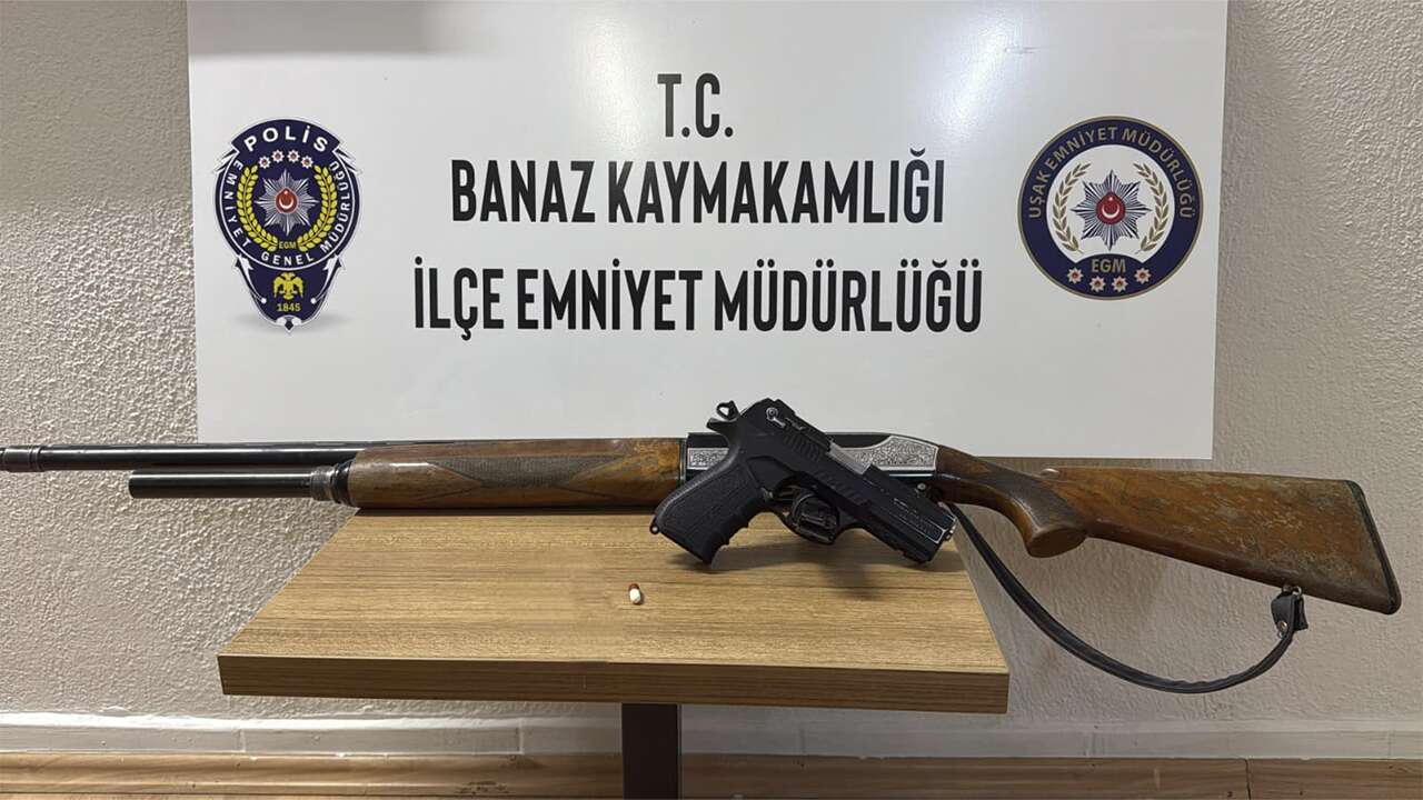 Banaz’da Şüphe Üzerine Durdurulan Araçtan Silah ve Uyuşturucu Çıktı