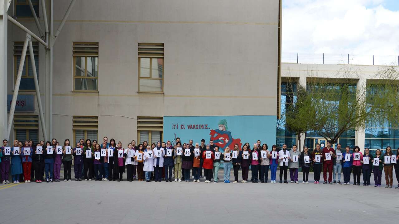 Uşak’ta sağlık çalışanlarından anlamlı mesaj
