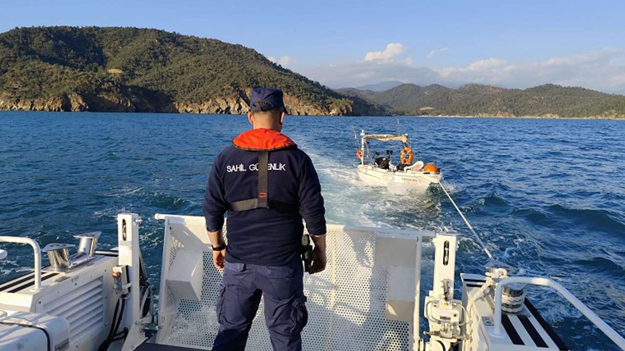 Fethiye açıklarında sürüklenen teknedeki kişi kurtarıldı