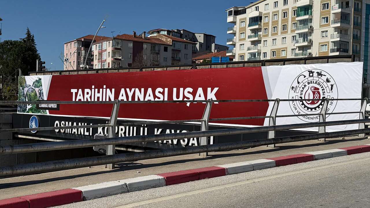 Özkan Yalım’ın fotoğrafları battı çıktılardan kaldırıldı