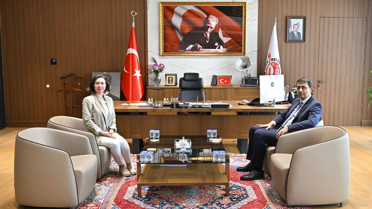 Özkan Yalım’ın fotoğrafları başkanlık makamından kaldırıldı