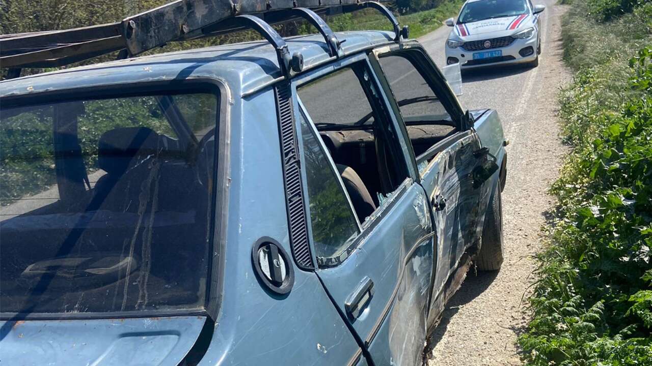 İzmir'de kamyonet ile otomobilin çarpıştığı kazada 2 kişi yaralandı
