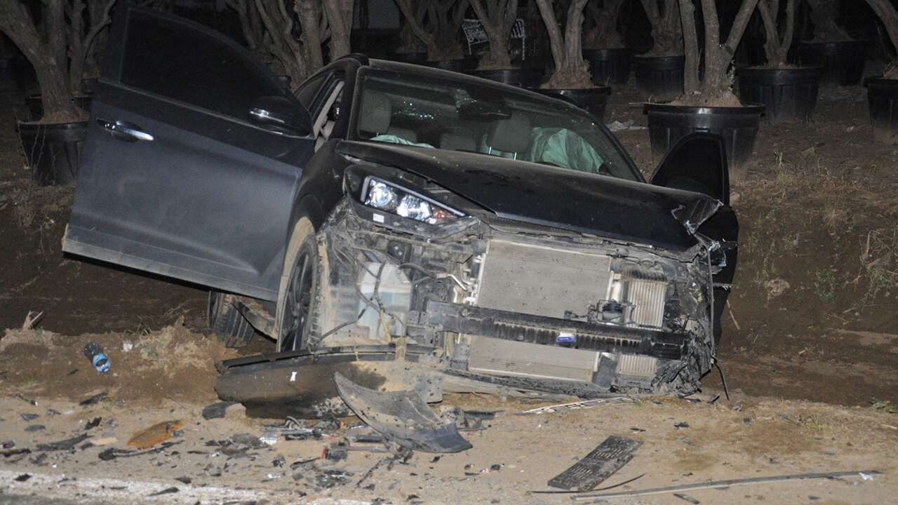 İzmir'de hafif ticari araç, otomobil ve traktörün karıştığı kazada 4 kişi yaralandı