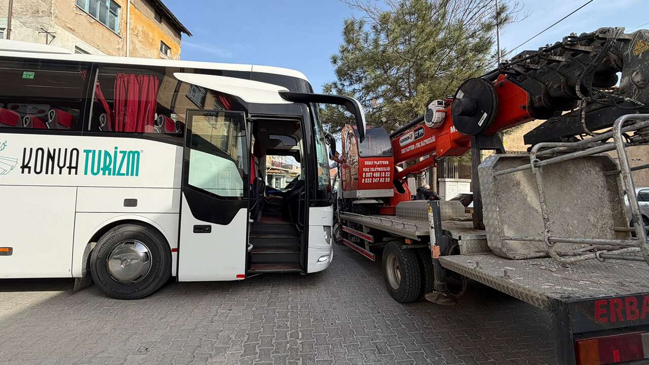 Uşak’ta otobüs ile vinç çarpıştı