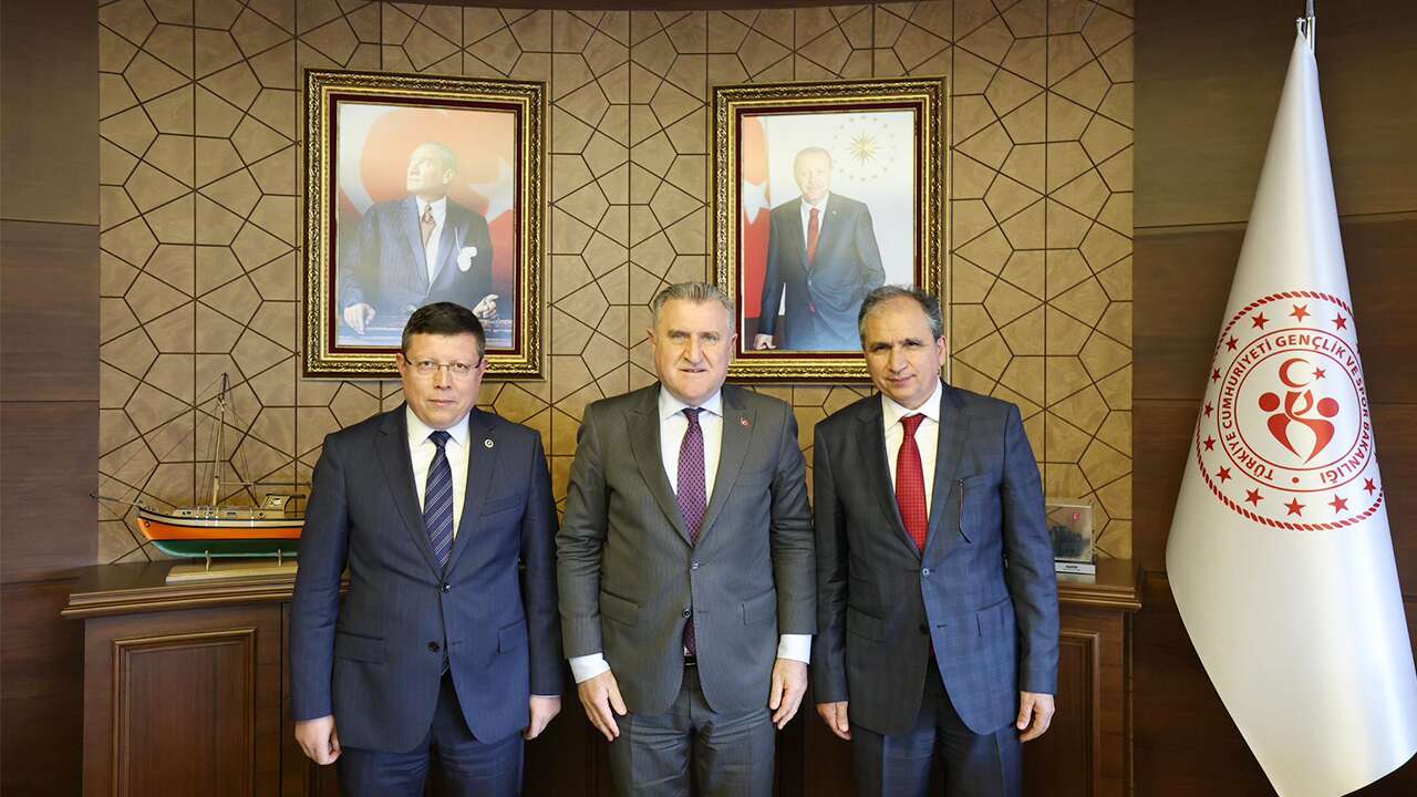 Uşak'a yapılması planlanan spor yatırımları için Bakan ile görüşüldü