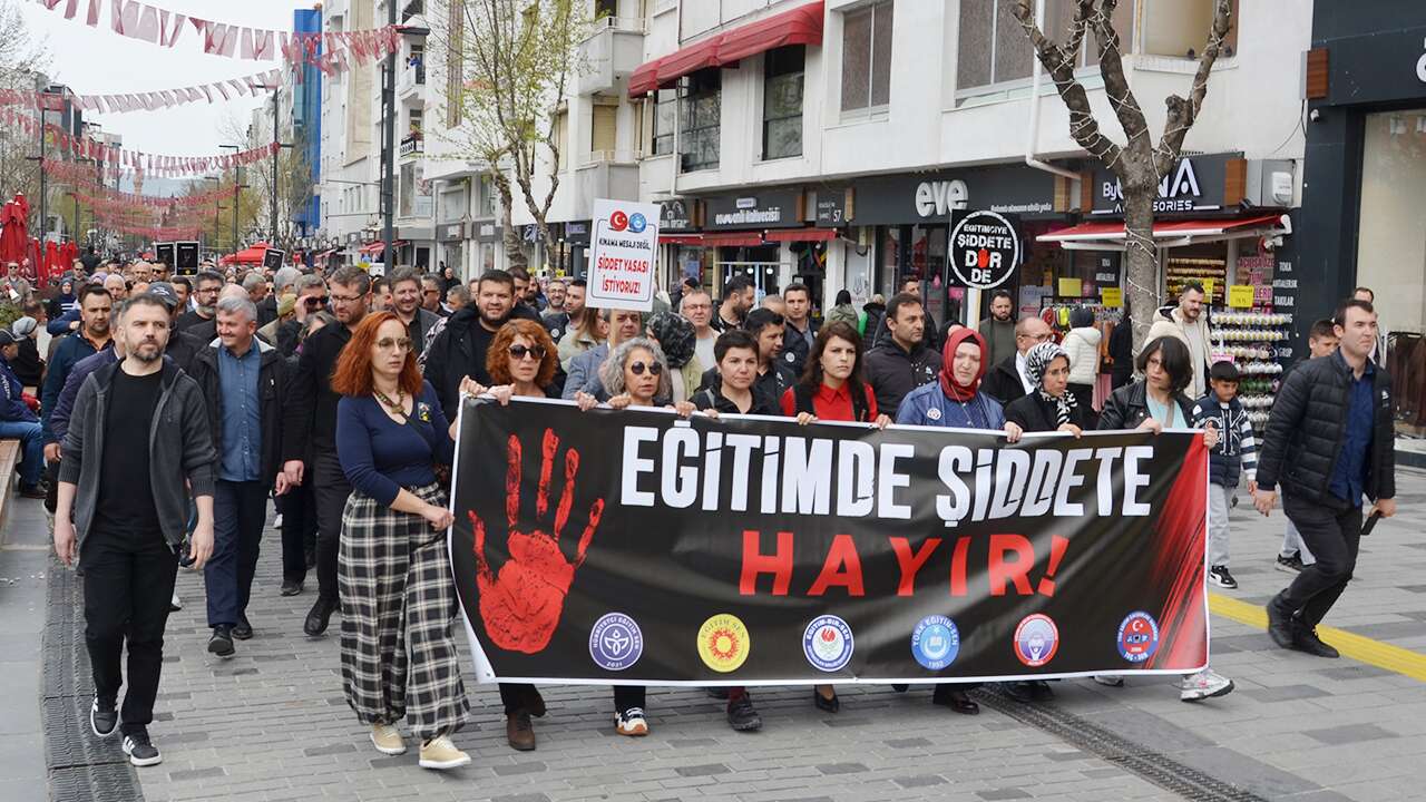 Uşak'ta öğretmenler şiddete karşı "artık yeter" dedi