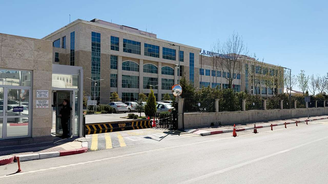 Uşak'ta gözaltına alınan 29 kişi Vatan Emniyete götürülüyor