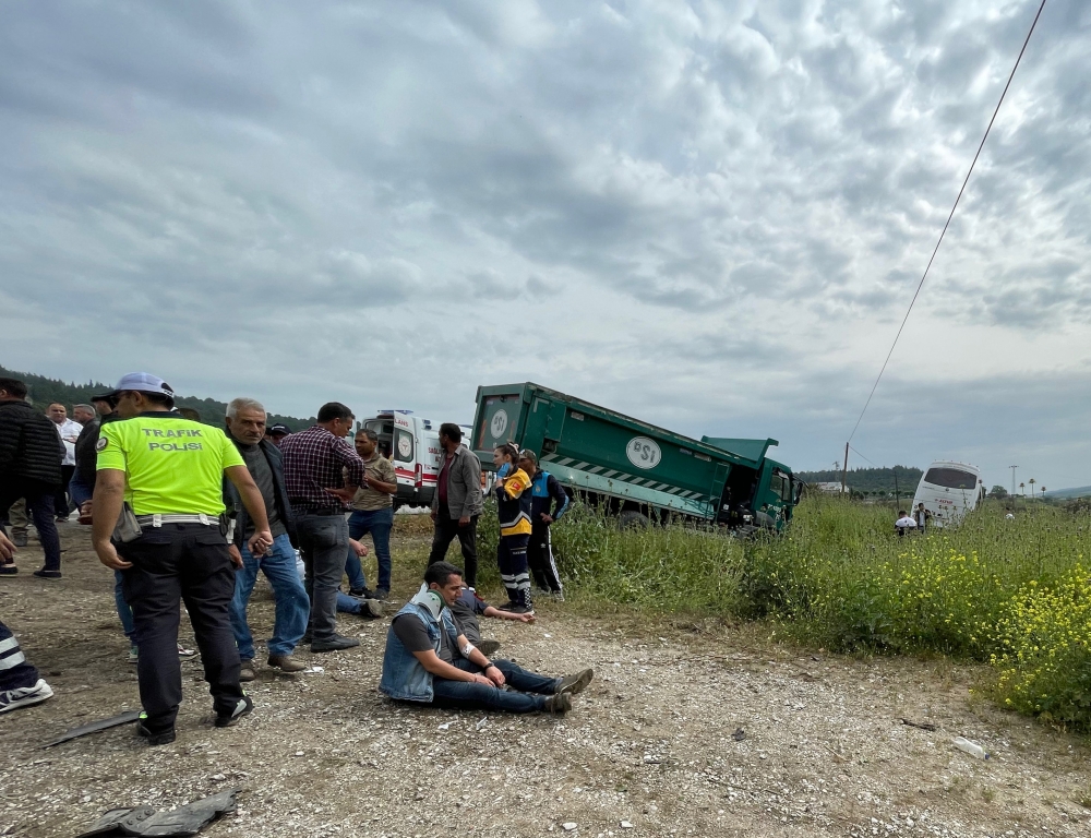 Manisa'da zincirleme trafik kazasında 12 kişi yaralandı