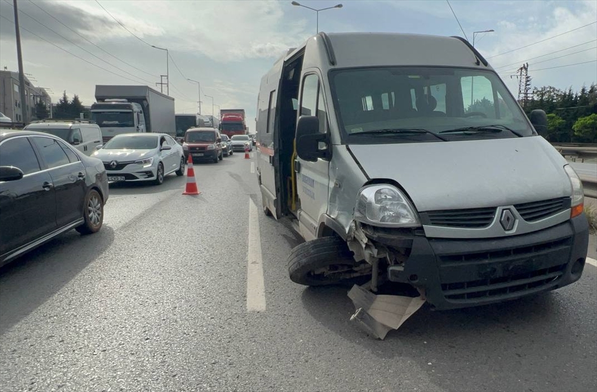 KOCAELİ - 5 aracın karıştığı zincirleme trafik kazasında 1 kişi yaralandı